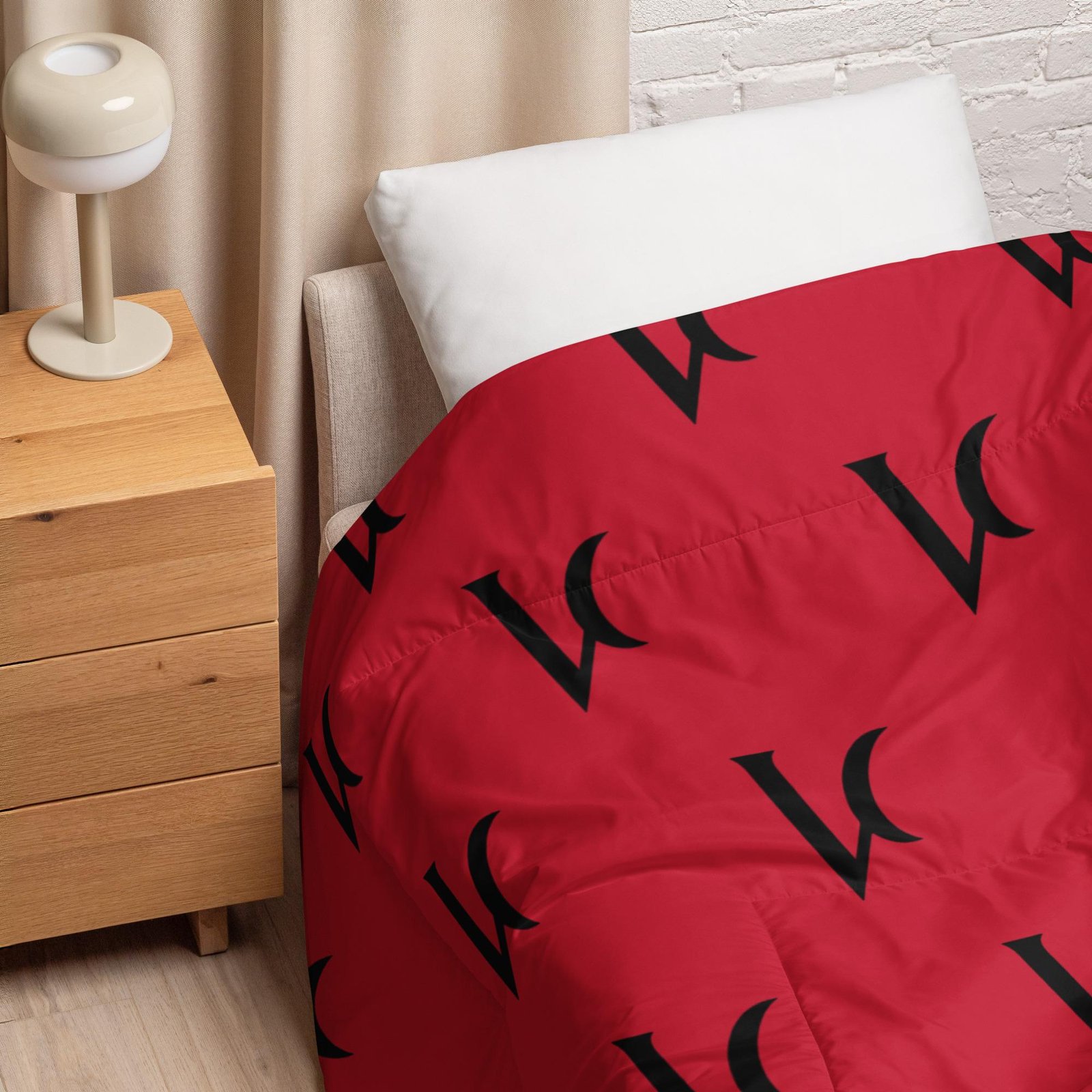 Varéluna: The VARÉ Crest™ – Comforter – Red & Black - Image 2