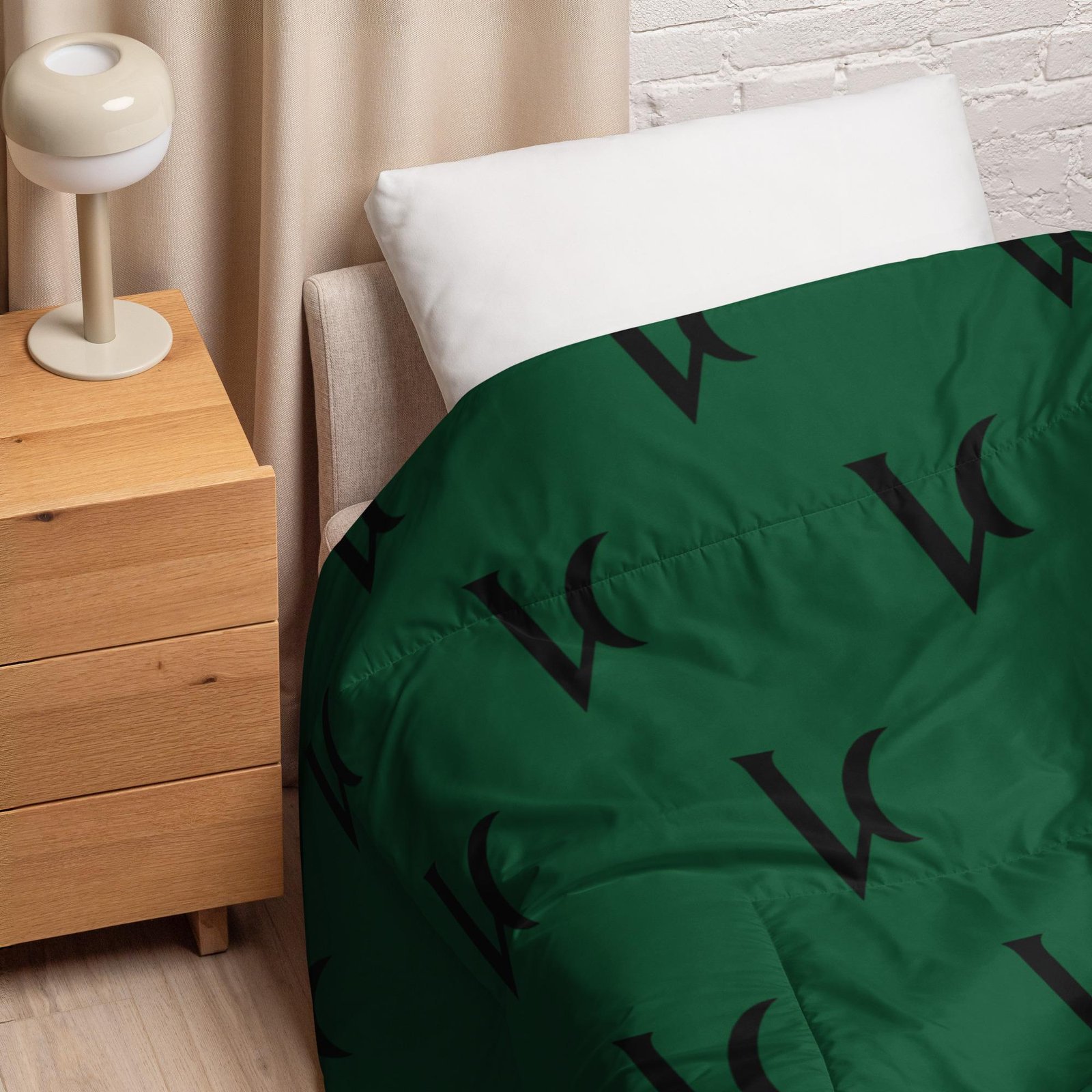 Varéluna: The VARÉ Crest™ – Comforter – Green & Black - Image 2