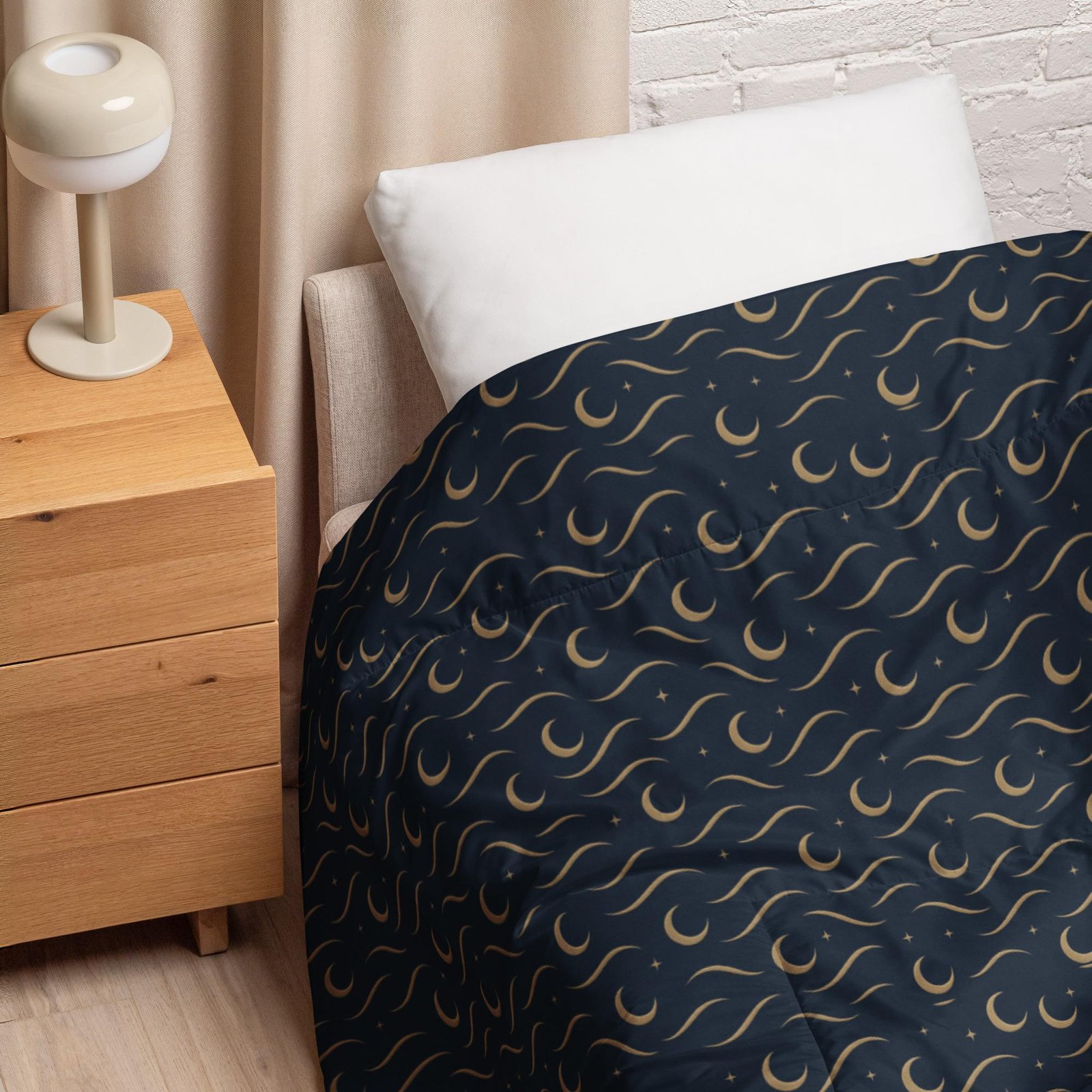 Varéluna: The VARÉ Crest™ – Comforter – Navy & Gold - Image 2