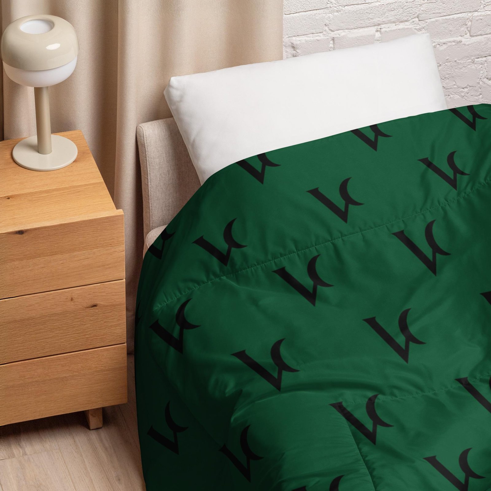 Varéluna: The VARÉ Crest™ – Comforter – Green & Black - Image 4