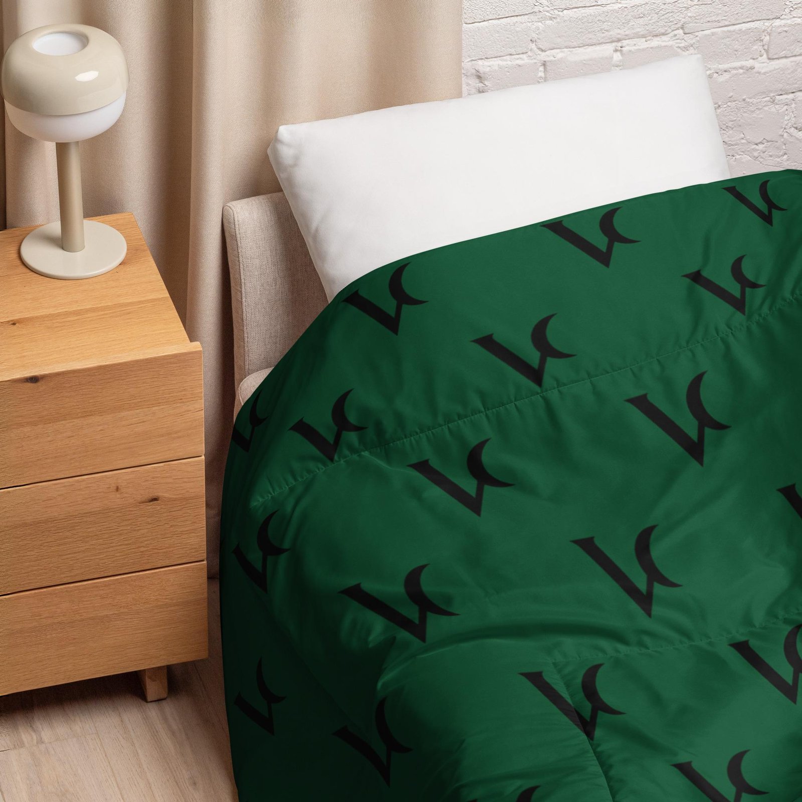 Varéluna: The VARÉ Crest™ – Comforter – Green & Black - Image 3