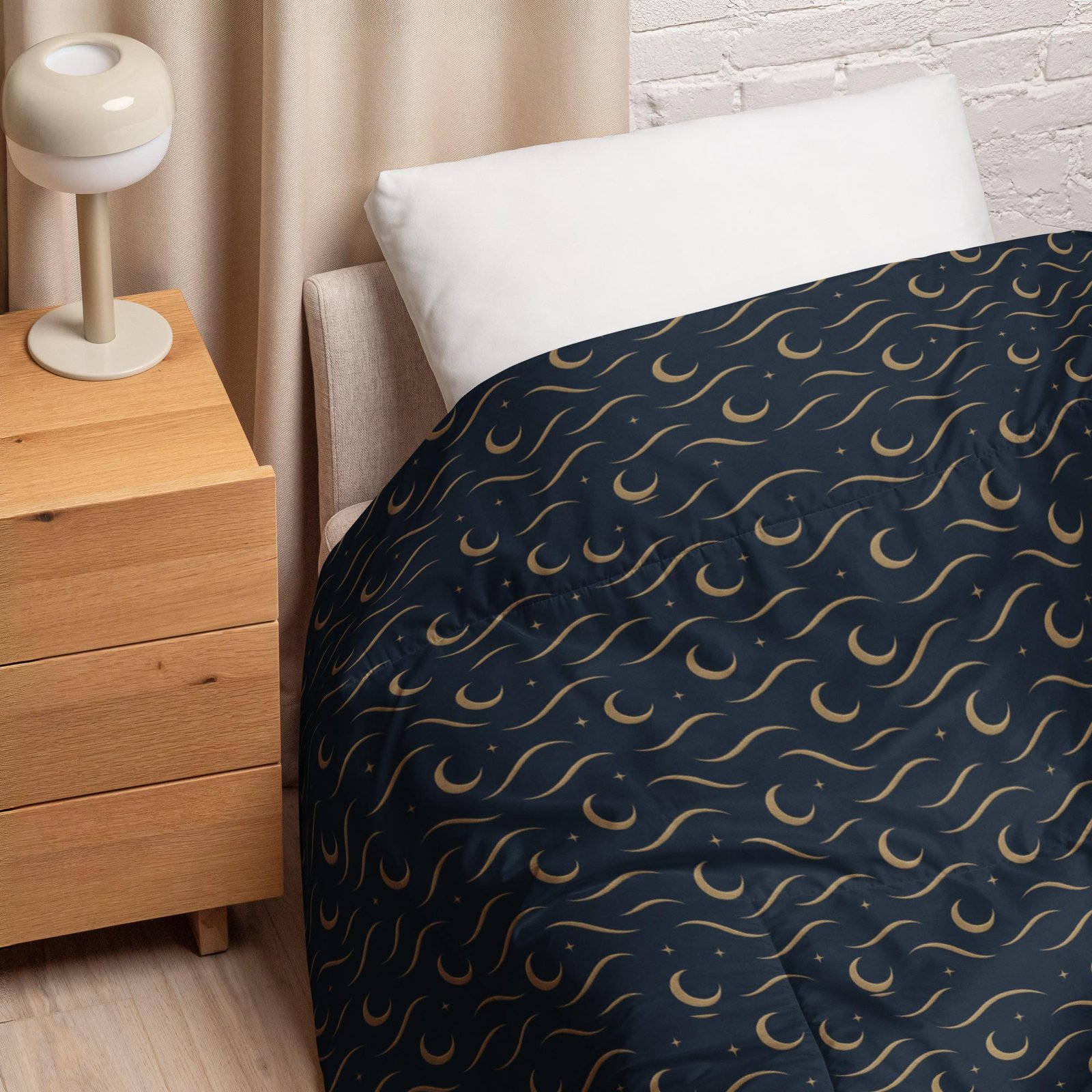 Varéluna: The VARÉ Crest™ – Comforter – Navy & Gold - Image 3
